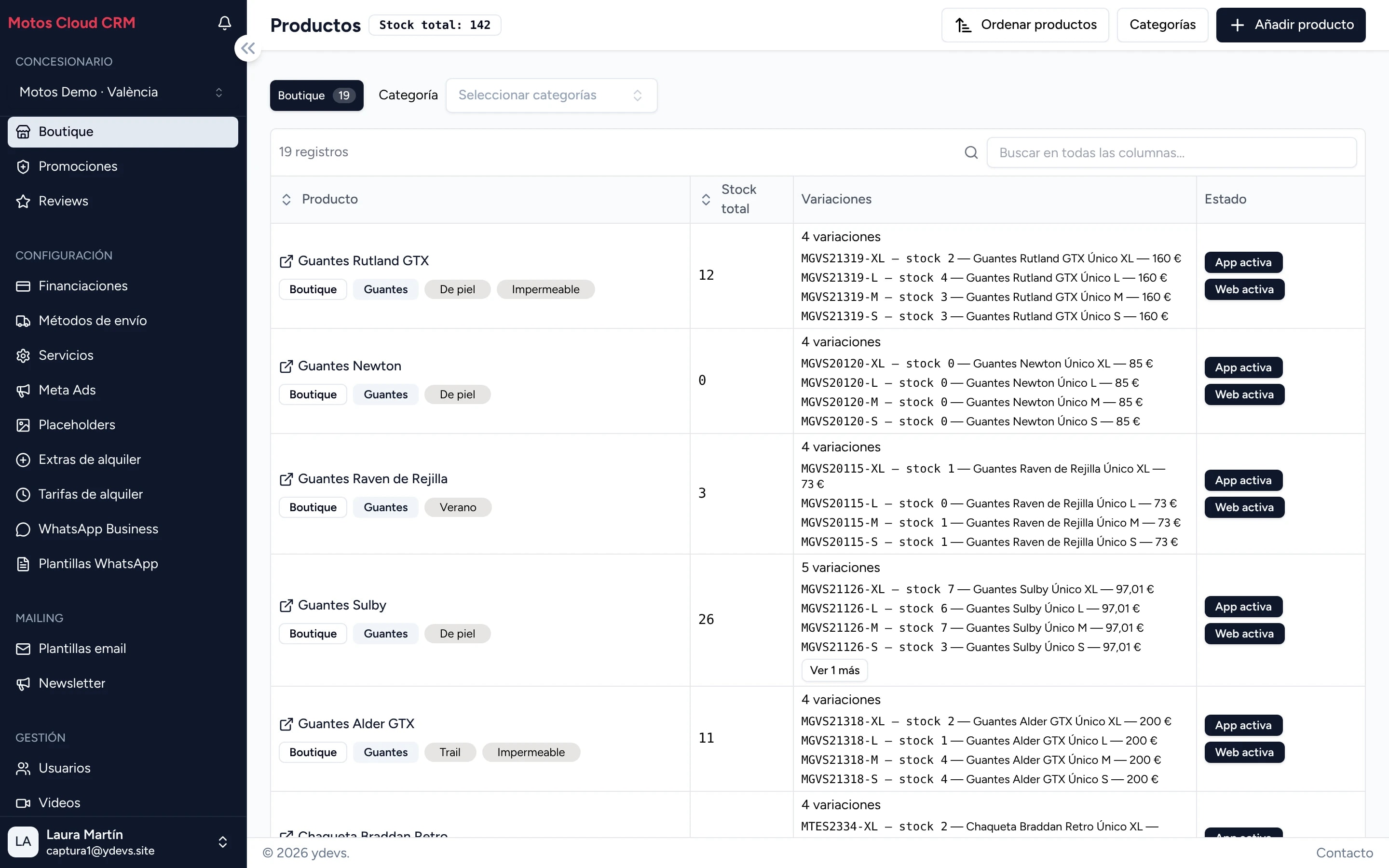 Catálogo de boutique en el CRM: productos con variantes por talla, stock y estado de publicación en la web.