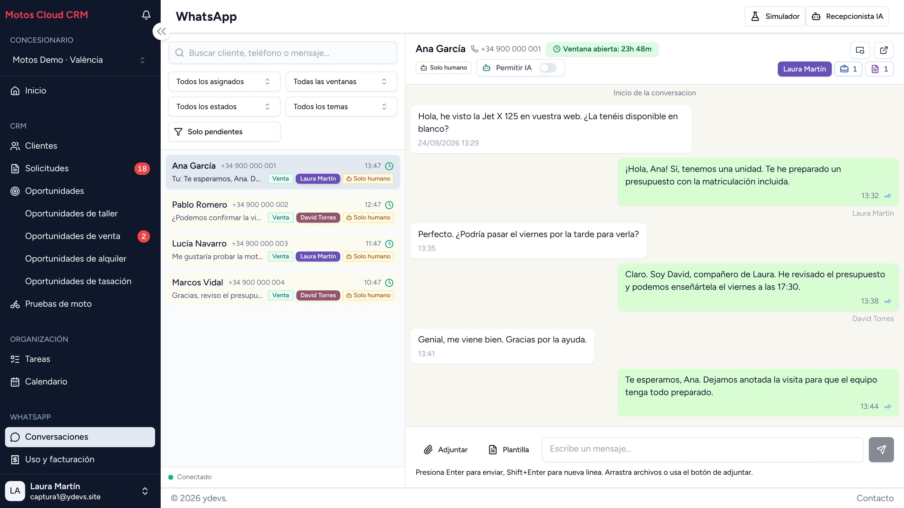 WhatsApp dentro del CRM: menú con todos los módulos, bandeja del equipo y la conversación en la que David retoma el presupuesto de Laura para Ana.